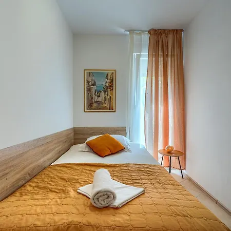 Apartment A 2 Comfortable W Terrace & Garden Near