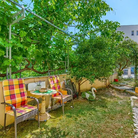 Apartment A 2 Comfortable W Terrace & Garden Near