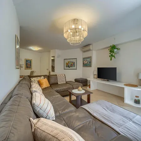 A 2 Comfortable W Terrace & Garden Near Apartment