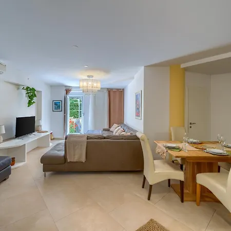 Apartment A 2 Comfortable W Terrace & Garden Near *