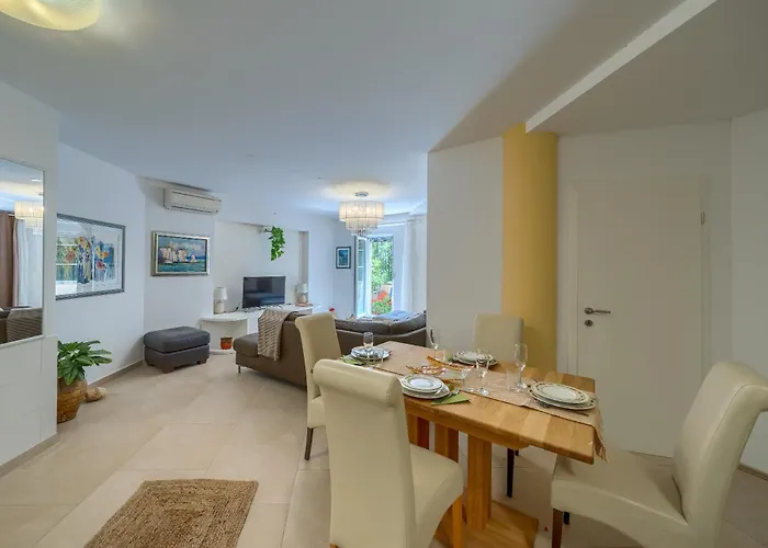 A 2 Comfortable W Terrace & Garden Near * Сплит