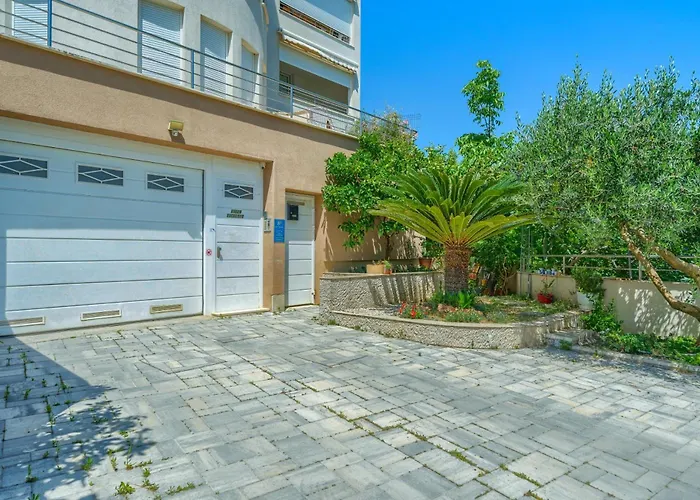 A 2 Comfortable W Terrace & Garden Near * Сплит