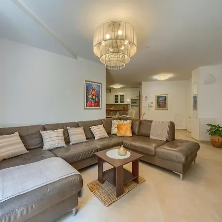 Apartman A 2 Comfortable W Terrace & Garden Near