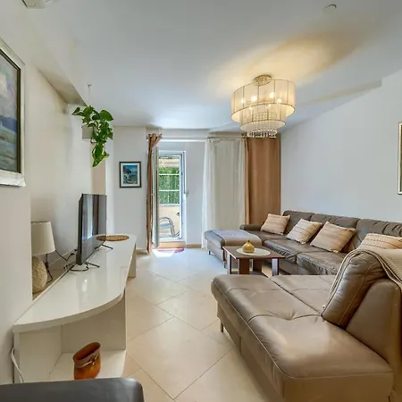 A 2 Comfortable W Terrace & Garden Near Apartman Split