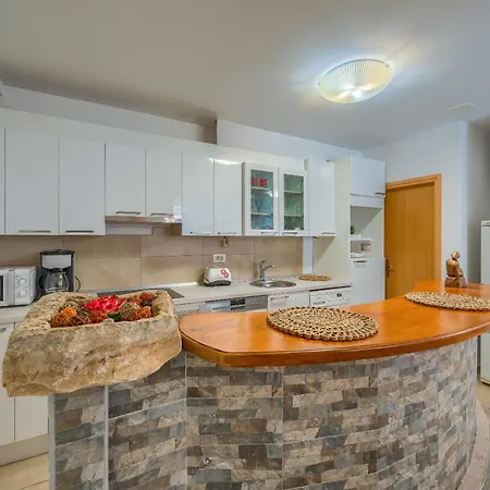 A 2 Comfortable W Terrace & Garden Near Apartman Split