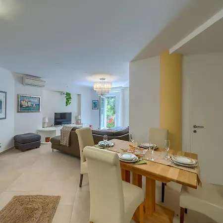 A 2 Comfortable W Terrace & Garden Near * Спліт