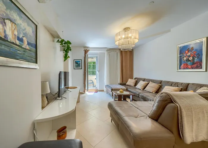 A 2 Comfortable W Terrace & Garden Near Apartman Split