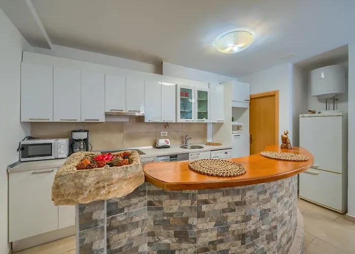 A 2 Comfortable W Terrace & Garden Near Apartman Split