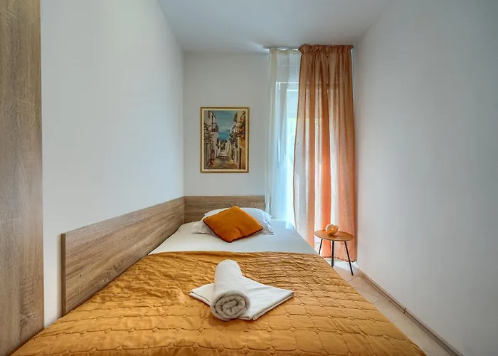 Apartman A 2 Comfortable W Terrace & Garden Near