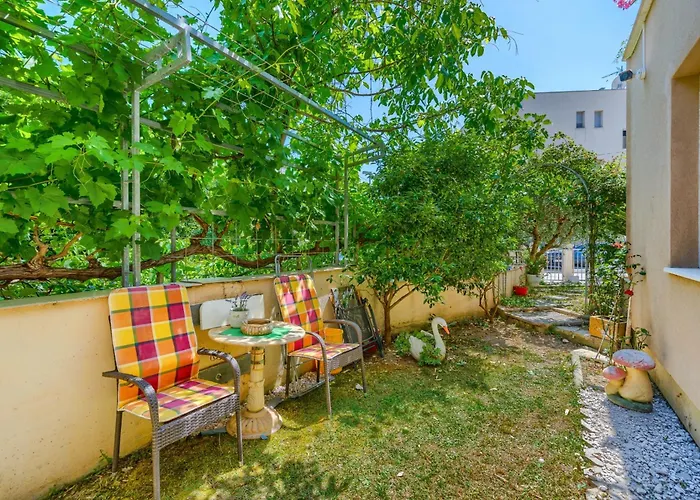 Apartman A 2 Comfortable W Terrace & Garden Near