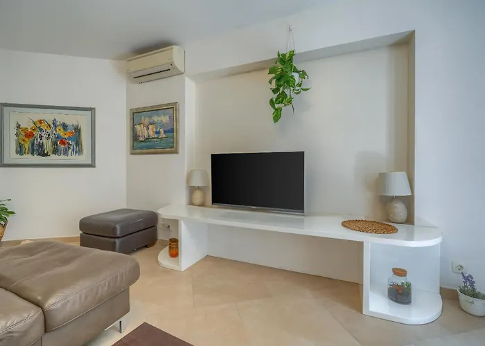 Apartman A 2 Comfortable W Terrace & Garden Near