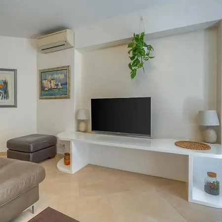 דירה A 2 Comfortable W Terrace & Garden Near