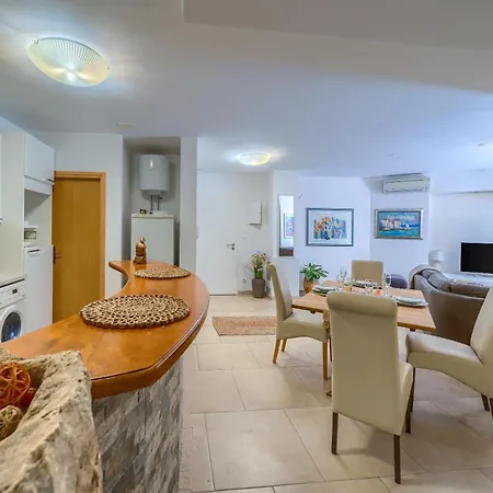 דירה A 2 Comfortable W Terrace & Garden Near ספליט