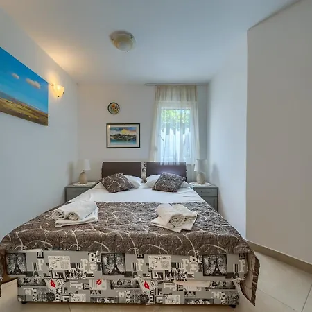 A 2 Comfortable W Terrace & Garden Near דירה
